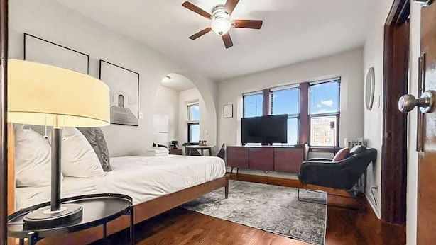 Room - Cozy Well-Equipped Studio Apartment (Chicago)