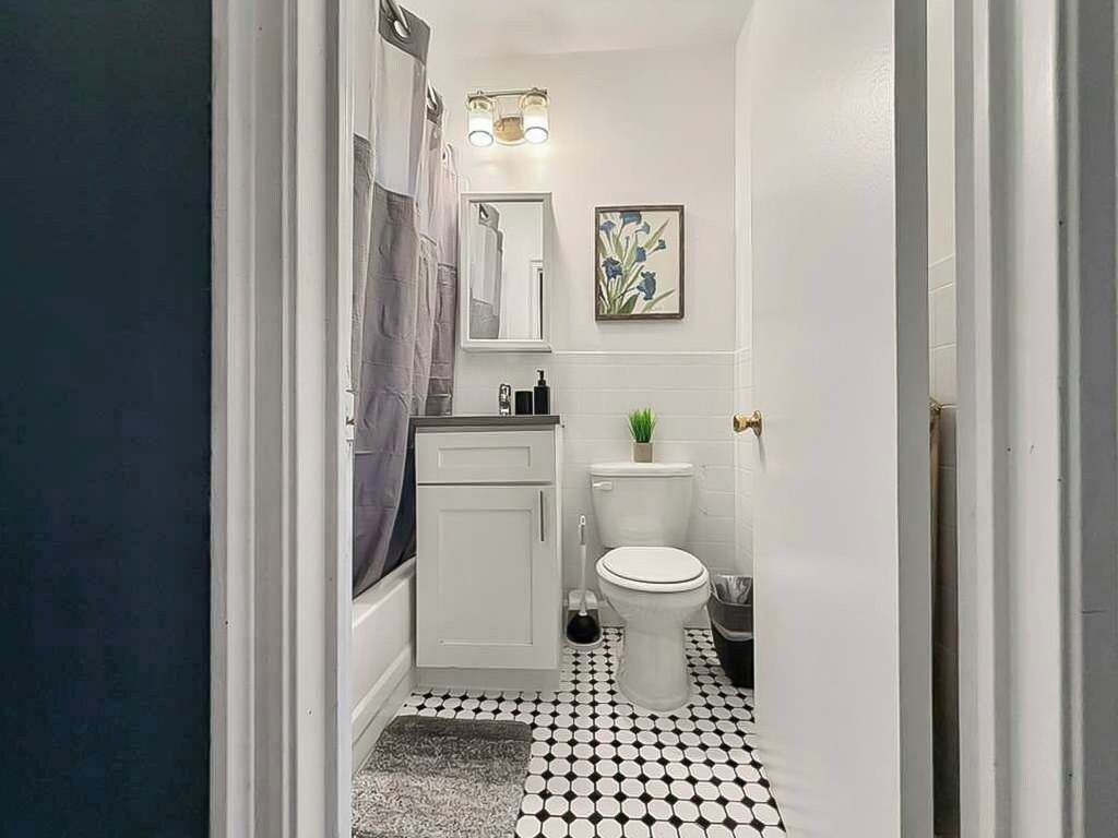 Douche, sèche-cheveux, serviettes fournies, shampoing