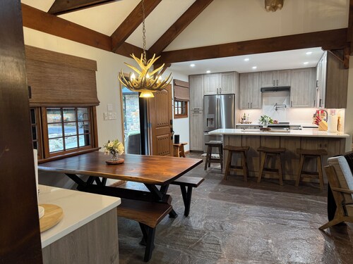 Rustic Elegance Wrapped in Nature!   

3-bedroom Cabin in Serene Lake Harmony