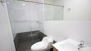 A modern bathroom with a toilet, a shower enclosure, and a sink. - 51 Close to Laureles, Metro and Restaurants (Medellín)