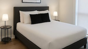 Tabla de planchar con plancha, cuna de viaje, wifi y ropa de cama 