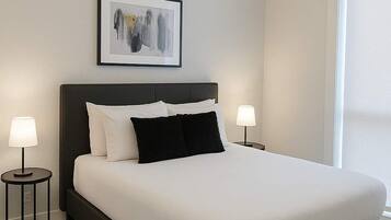 Tabla de planchar con plancha, cuna de viaje, wifi y ropa de cama