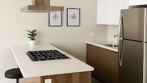Cafetera y tetera, refrigerador, microondas y horno 