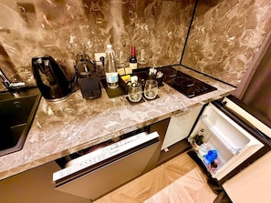 Junior Double Room, Garden View | Private kitchen - A&V Boutique Apartments Victoria (Viareggio)
