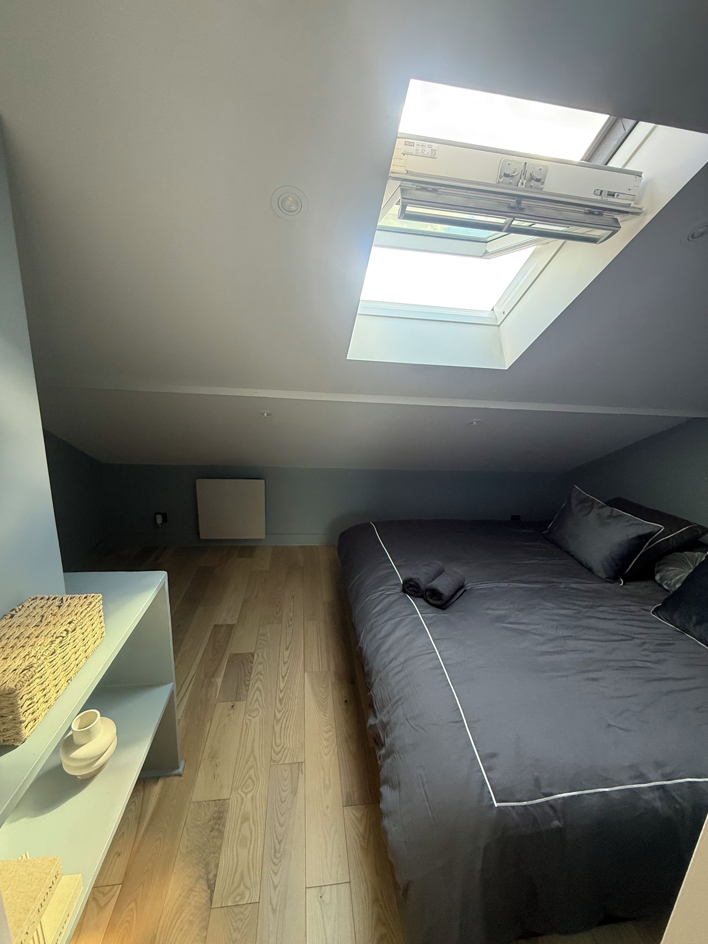 Een strijkplank/strijkijzer, wifi, beddengoed