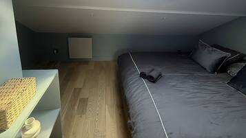 Een strijkplank/strijkijzer, wifi, beddengoed