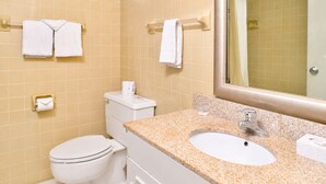 Máy sấy tóc, khăn tắm, xà phòng, dầu gội 