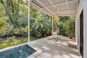 A covered outdoor area with a pool, seating, and lush greenery. - Villa Cookies | Tropical Hideaway & Plunge Pool (Puerto Viejo de Talamanca)
