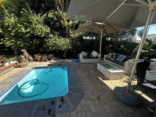 Charming Dove Cottage, Tranquil Retreat in Cape Town