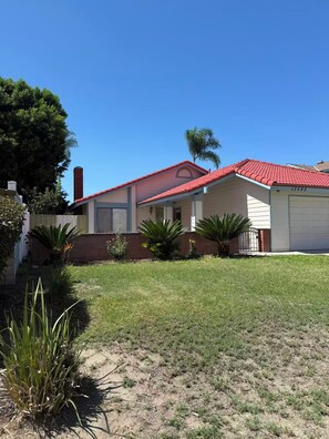 A single-story house with a red-tiled roof, a garage, and a well-maintained lawn. - 3b2b single story house in beautiful Chino with New kitchen/Ping-Pong table/WIFI (Chino)