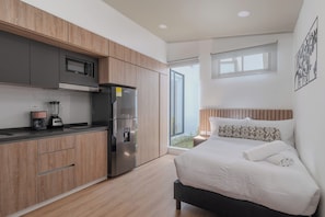 Eine moderne Küche mit Kühlschrank, Mikrowelle und Kaffeemaschine.
