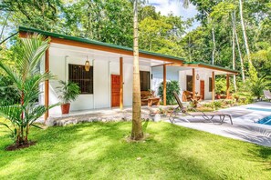 A house with a pool, surrounded by lush greenery and trees. - Haze Villa | Tropical Retreat & Pool (Puerto Viejo De Talamanca)