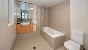 Ein modernes Badezimmer mit einer Badewanne, Toilette und Waschtisch.