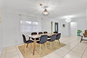 A dining area with a table and chairs, a ceiling light, and a rug. - 3-bedroom Lake house in Pembroke Pines/Miami (Pembroke Pines)
