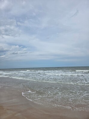 A beach with waves approaching the shore. - Oceanfront Paradise at Fountain Beach Resort in gorgeous Daytona Beach (Daytona Beach Shores)