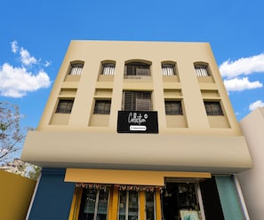 Un edificio con un cartello che riporta la scritta 'Collection Company Serviced'.