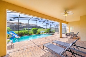 Private lake-facing screened-in back deck with sun loungers - Disney Getaway w Pool, Hot Tub, Theater & Games (Kissimmee)