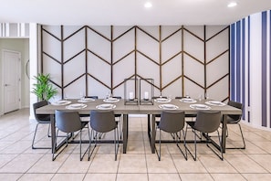 Large Dining Table With Seating For Ten, Perfect For Family Meals - Disney Getaway w Pool, Hot Tub, Theater & Games (Kissimmee)