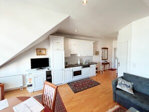 Un apartamento moderno con cocina, comedor y sala de estar.