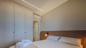 Tabla de planchar con plancha, wifi, ropa de cama