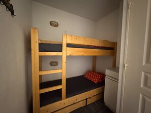 A bunk bed with a desk and a small cabinet. - Séjour montagne - 6 pers avec balcon à Risoul (Risoul)