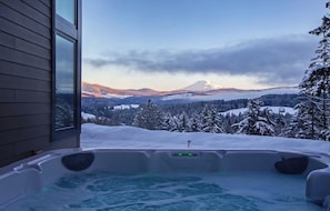 A hot tub with a view of a snowy mountain landscape. - Phato's Retreat - Luxury Home, Hot Tub, Stunning Views (White Salmon)