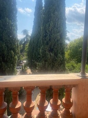 A balcony with a view of tall trees and a clear sky. - G3334 - DRAGUIGNAN - City Break (DRAGUIGNAN)