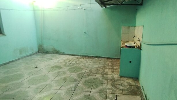 Un baño pequeño y cerrado con inodoro, lavabo y suelo de baldosas.