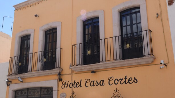 Ein Gebäude mit dem Schild 'Hotel Casa Cortes', das ein Hotel kennzeichnet.