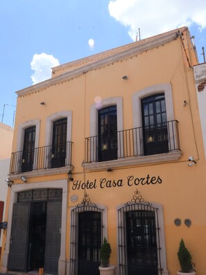 Un edificio con el letrero 'Hotel Casa Cortes' que indica un establecimiento hotelero.