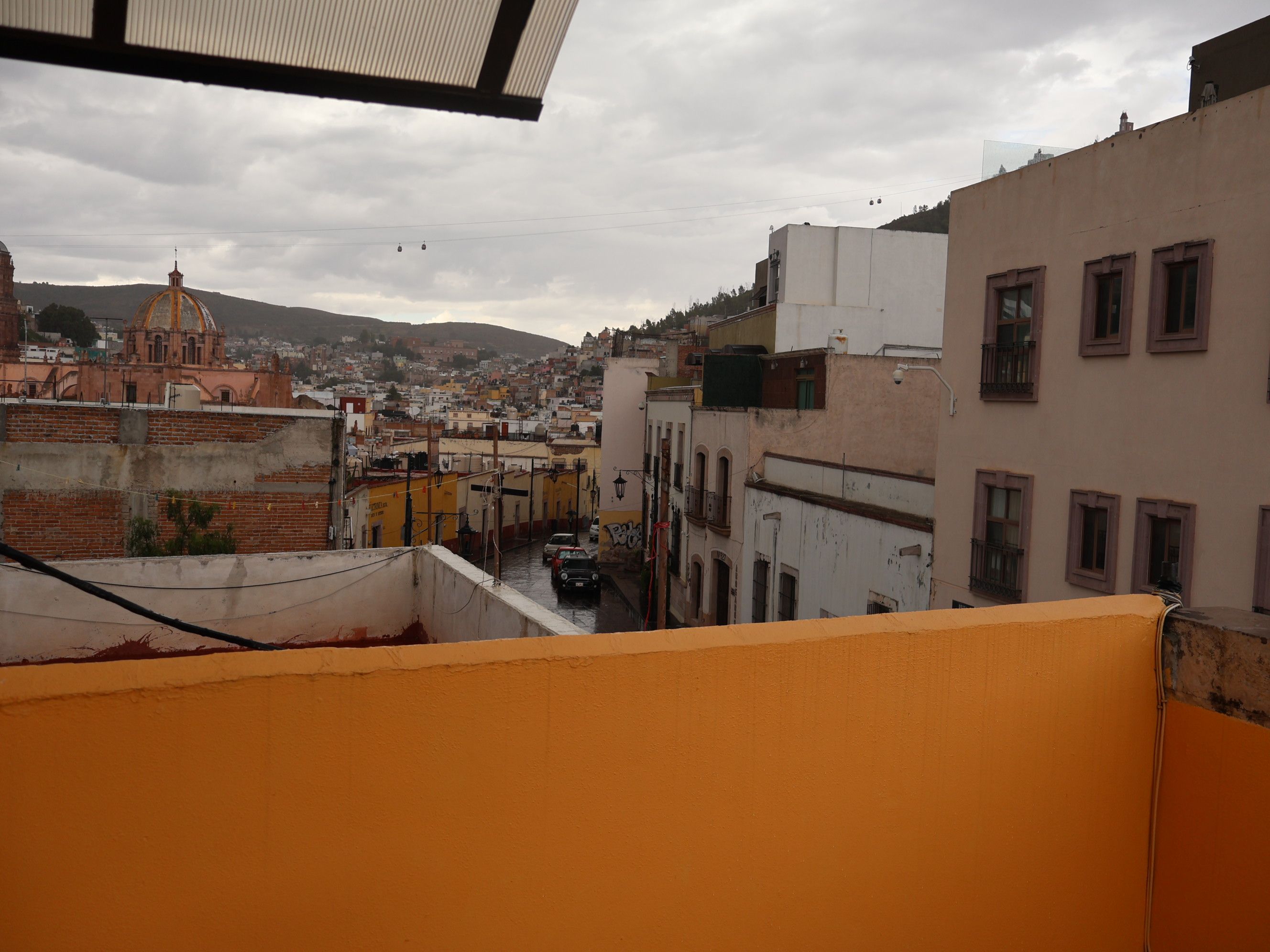 Un paisaje urbano con una cúpula de iglesia destacada, calles estrechas y edificios residenciales.