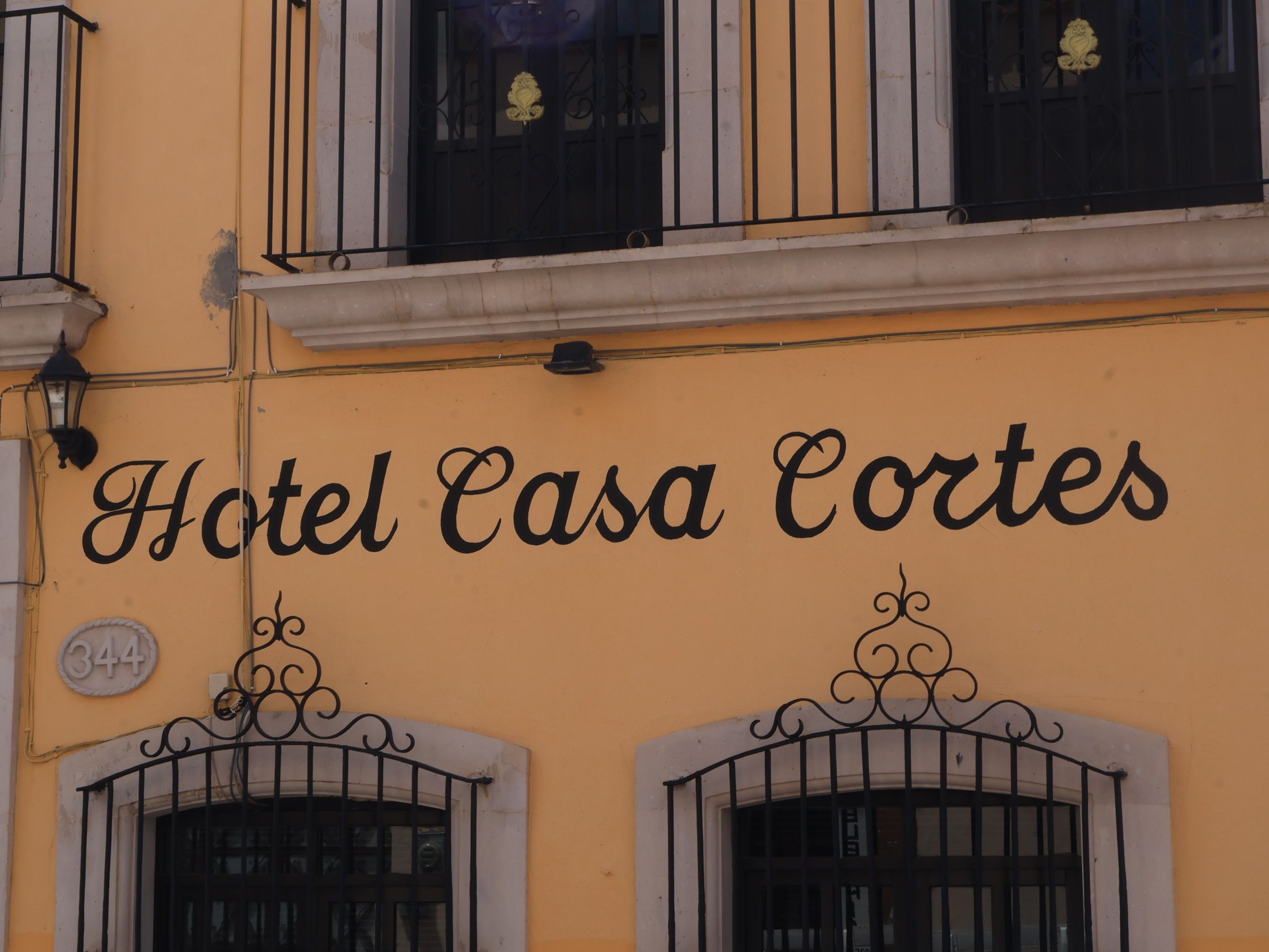 Fachada de edificio con el letrero 'Hotel Casa Cortes' y el número '344' indicando la dirección.