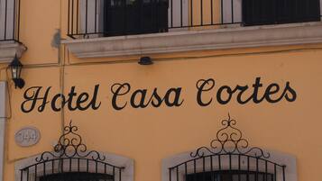 Fachada de edificio con el letrero 'Hotel Casa Cortes' y el número '344' indicando la dirección.