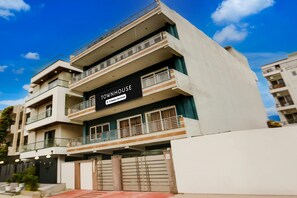 A multi-story building with a sign indicating it is a serviced company townhouse. - Super Townhouse Subhash Chowk (Gurugram)