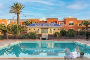 A hotel named 'Las Dunas' with a swimming pool in front. - Corralejo 3BR House with Pool (Corralejo)