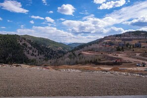 Eine Berglandschaft mit blauem Himmel und vereinzelten Wolken.