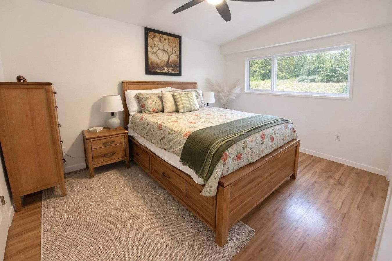 Desk, iron/ironing board, WiFi, bed sheets