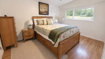Desk, iron/ironing board, WiFi, bed sheets