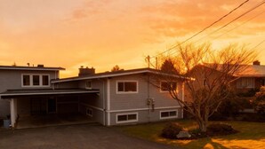 Exterior - Seaview Suite · sunrise deck, BBQ, firepit & 3-bed (Campbell River)
