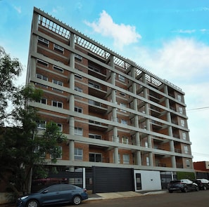 A multi-story building with a modern architectural design, featuring a series of balconies and large windows. - Cozy apt relaxing view - Great Guest Service 604 (Fernando de la Mora)