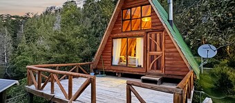 Refugio de montaña a orillas de lago, patagonia