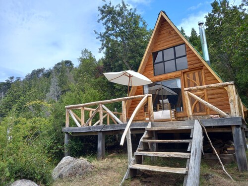 Refugio de montaña a orillas de lago, patagonia