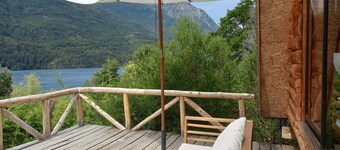 Refugio de montaña a orillas de lago, patagonia