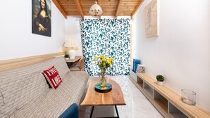 Living area - Premium Suite with veranda and panoramic sea view, Notus Hotel Chania (Chania)