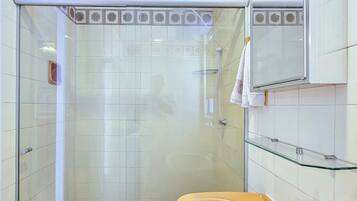 Secadora de cabello y papel de baño