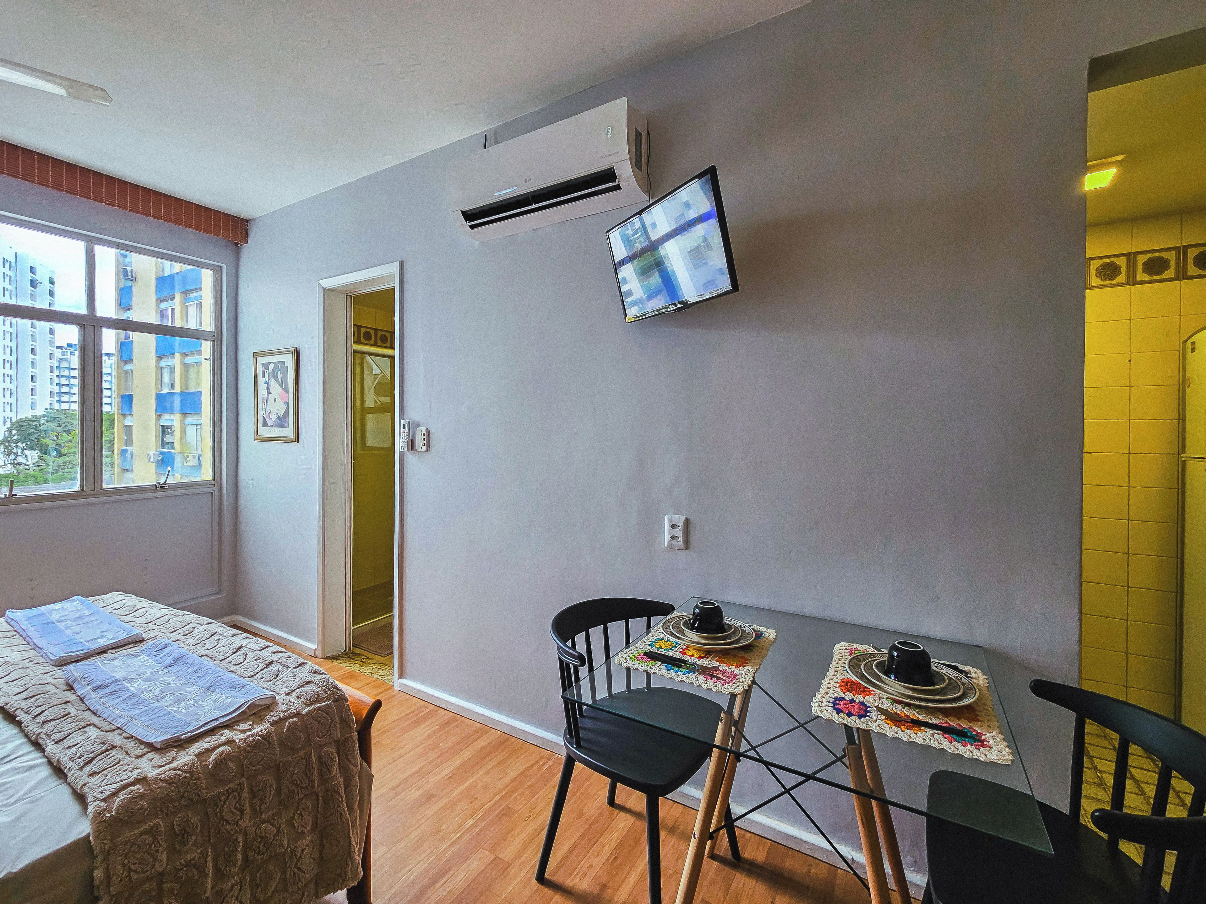 Tabla de planchar con plancha, wifi y ropa de cama 