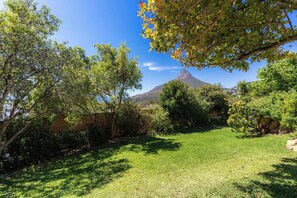 A grassy area with trees and a mountain in the background. - Camps Bay Fam Villa, Pool, Hot Tub - Bella Riposa (Cape Town)