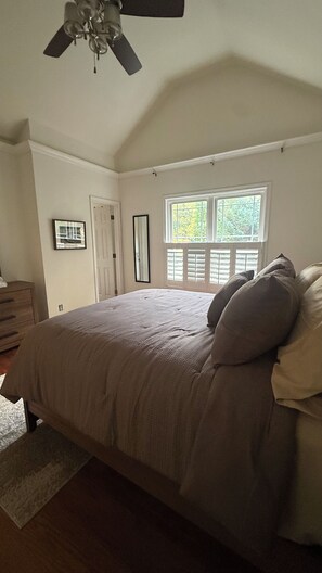 Room - Spacious 2BR Retreat, Private Yard + 2-Car Garage (Atlanta)