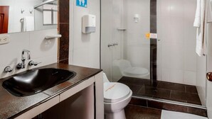 Phòng 3 Tiêu chuẩn | Phòng tắm | Đồ dùng nhà tắm miễn phí, khăn tắm, xà phòng, giấy vệ sinh 
