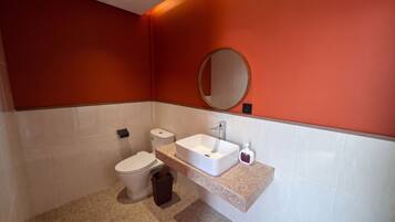 Habitación triple familiar | Baño | Secadora de cabello, toallas, jabón, shampoo